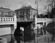 83744 Gezicht op de Willemsbrug over de Stadsbuitengracht te Utrecht, uit het zuiden.